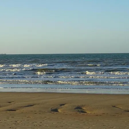 In Near The Beach, Cleaning Included Apartamento